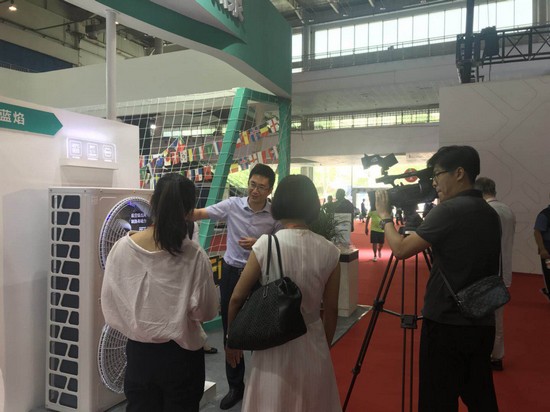 海信空气源热泵亮相第二届京津冀无煤化供暖技术防霾设备博览会