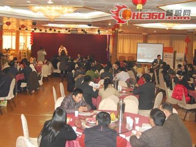 “抱团取暖 抗击严寒”主题年会热烈举行
