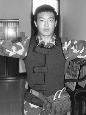 武汉消防员发明“空调服” 可调节温度