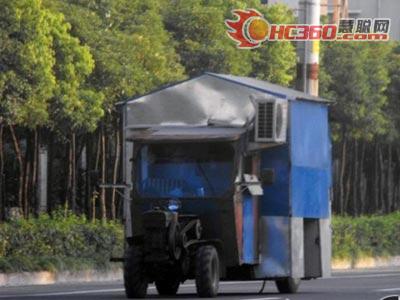 网友曝拖拉机改装房车 带空调在马路飞奔