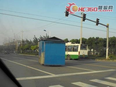 网友曝拖拉机改装房车 带空调在马路飞奔
