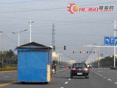 网友曝拖拉机改装房车 带空调在马路飞奔