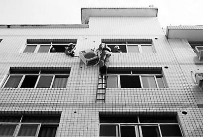空调机悬五楼摇摇欲坠 安全隐患不可忽视