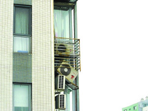 空调支架松脱外挂机悬半空 及时检查不可少