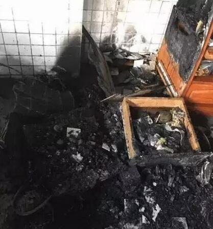 出门忘关空调 回家发现空调烧成了废铁