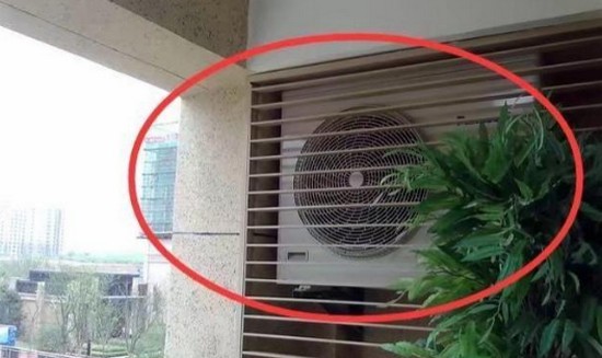 在阳台上面装空调室外机如果这样安装 不仅不安全还会影响到邻居