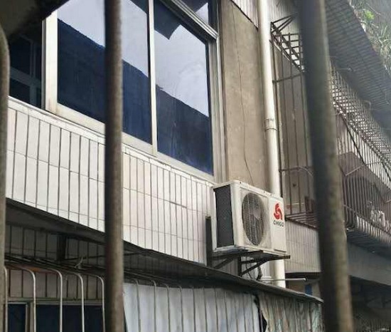 楼上空调漏电楼下男童触电身亡 空调主人:厂家担责