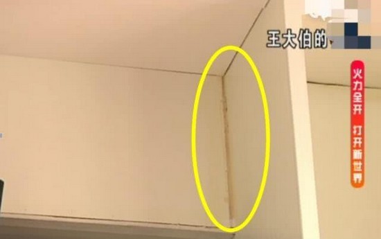 楼上空调漏水 大伯去协商却被拒之门外 邻居:在骚扰我就报警